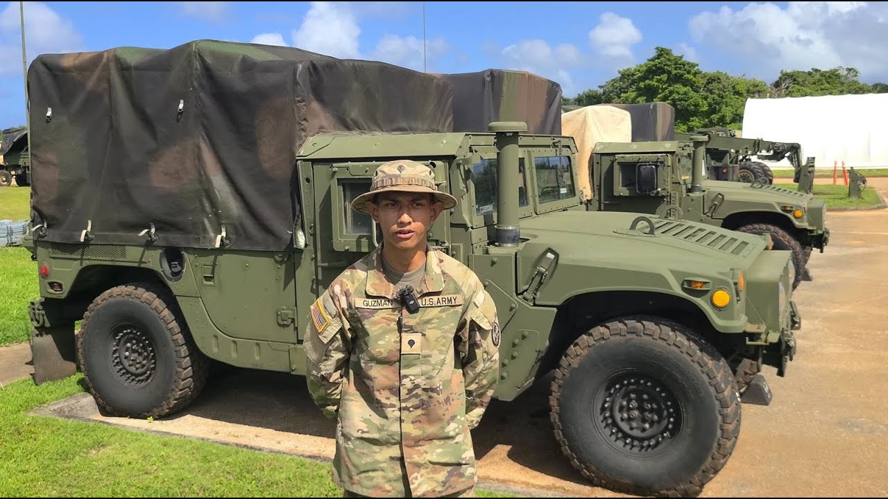 Бойцы Национальной гвардии армии Гуама из оперативной группы «Тэлон» делятся поздравлениями с Дне...