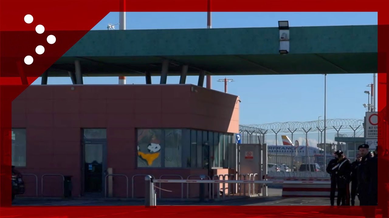 Venezia, l'attesa dell'uscita di Filippo Turetta dall'aeroporto Marco Polo