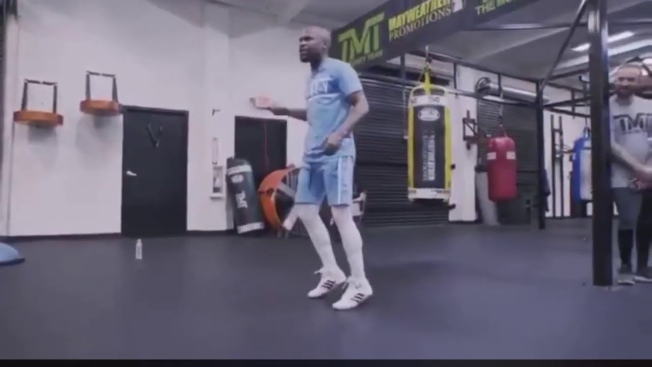 Floyd Mayweather brincando la cuerda