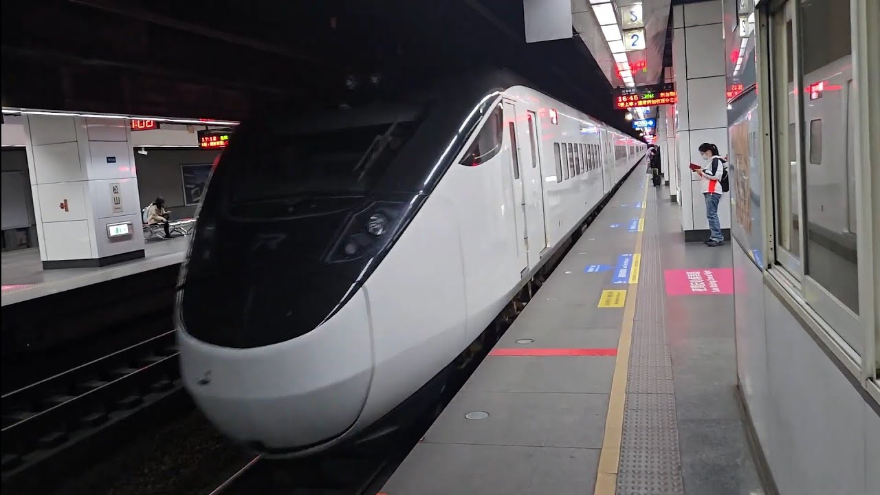 421次台東開往樹林直達EMU3000型十二輛編組EM3005皮蛋豆腐騰雲號紅色帶新城際自強號列車，442次樹林發車開往台東EMU3000型十二輛編組EMU3002皮蛋豆腐騰雲號紅色帶新城際自強號列車