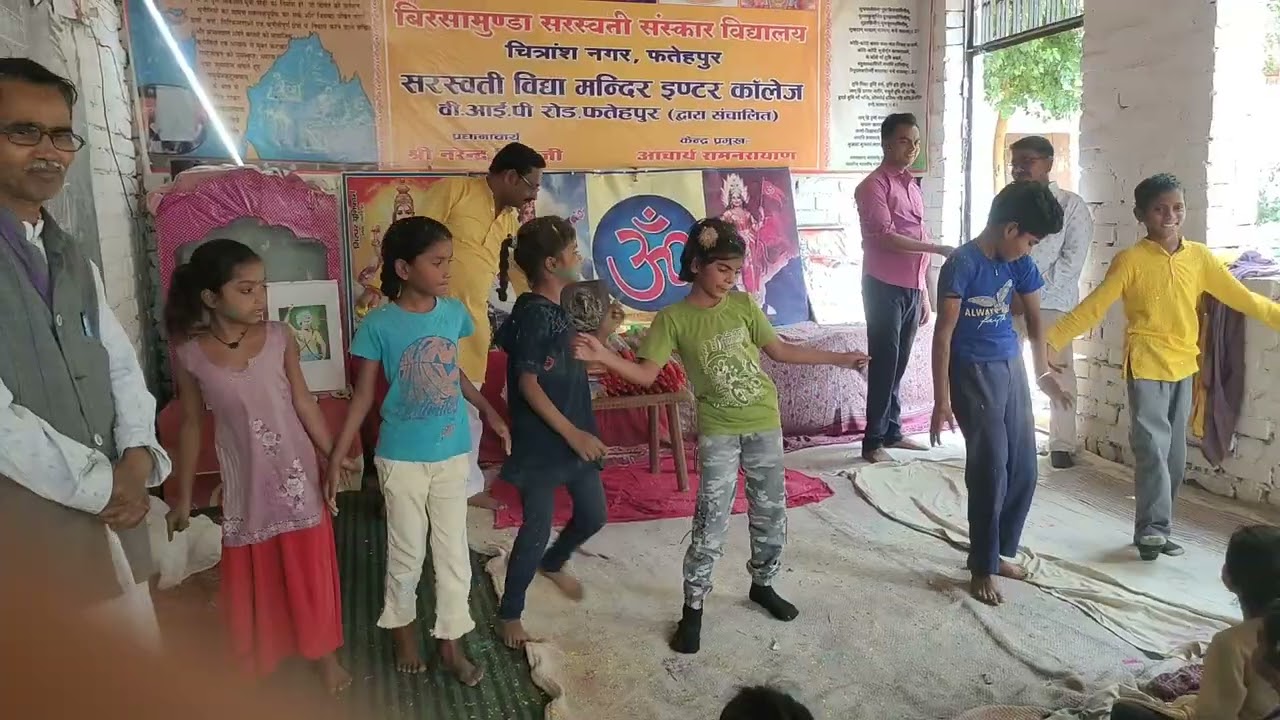 संस्कारशाला में शिक्षा प्राप्त कर रहे हैं बच्चों का नृत्य फतेहपुर उ. प्र.कुमार शेखर रामनारायण आचार्य