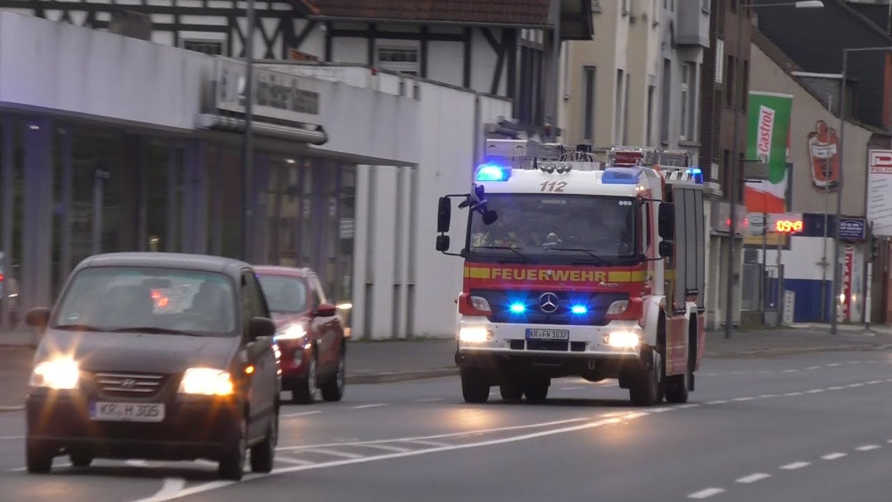 [Feuer im Hochhaus]  Einsatzfahrten der BF und Freiwilligen Feuerwehr Krefeld