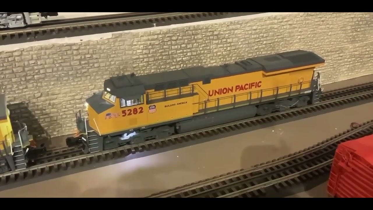 Lionel Legacy ES44 Engine sound comparison.  Older vs Newer
