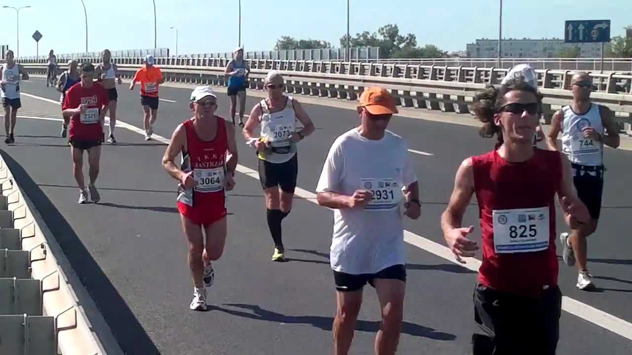 29. Hasco-Lek Wrocław Maraton - 26. km - ul. Klecińska -  zawodnicy na trasie