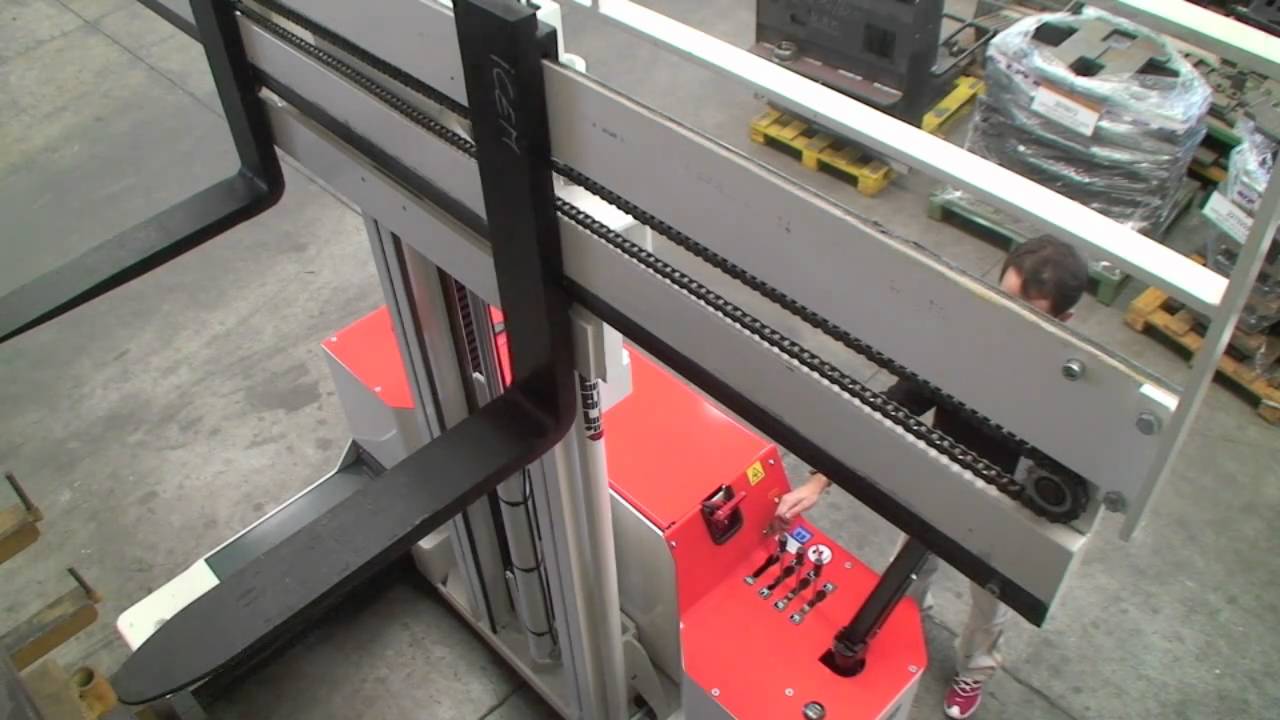 Cross: 4-way walkie stacker with reach mast (HD)