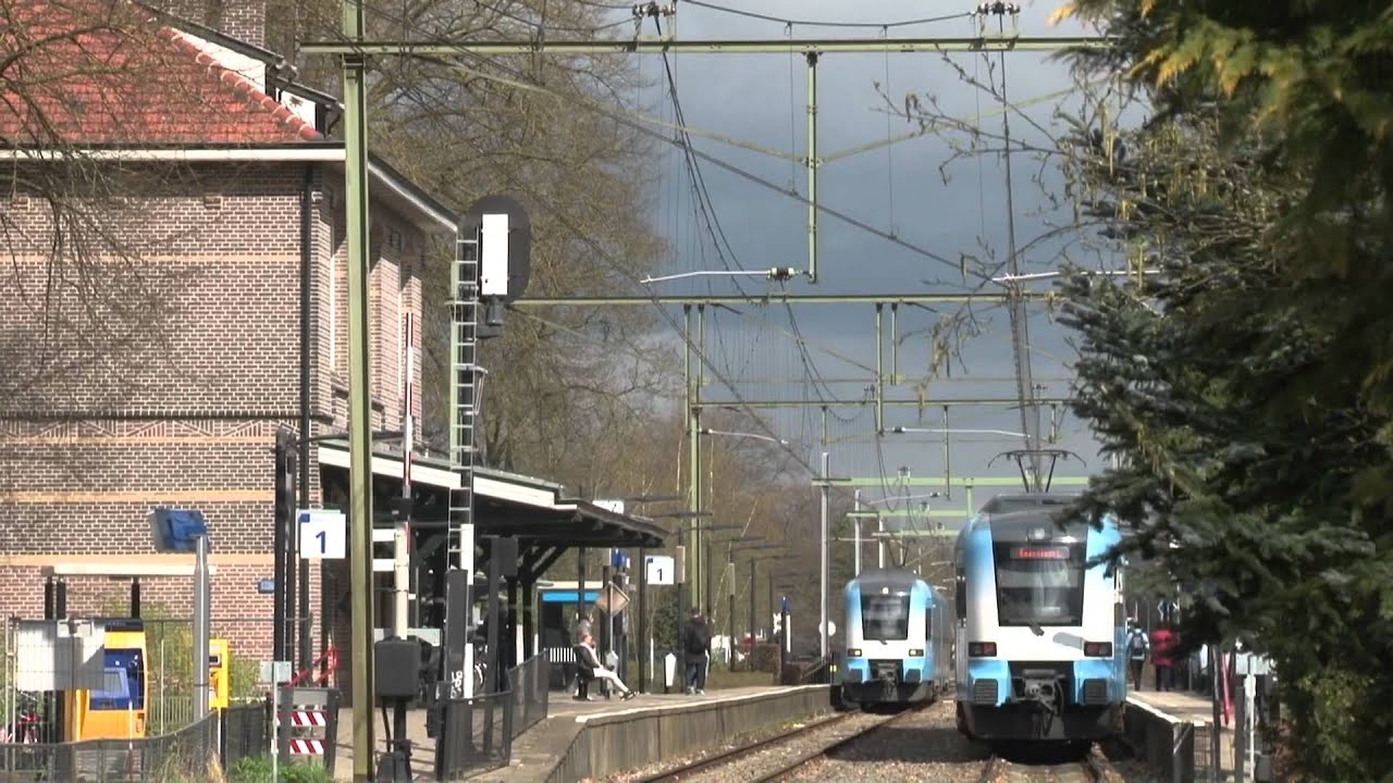 Connexxion treinen kruisen te Lunteren