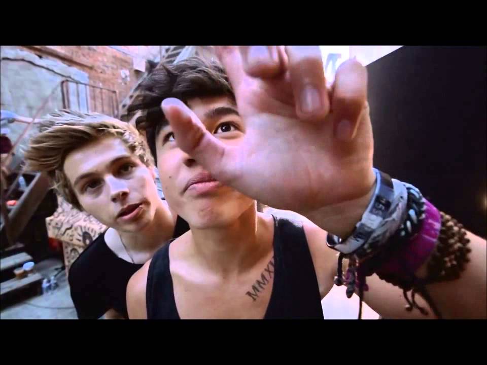 Luke Hemmings & Calum Hood = Cake