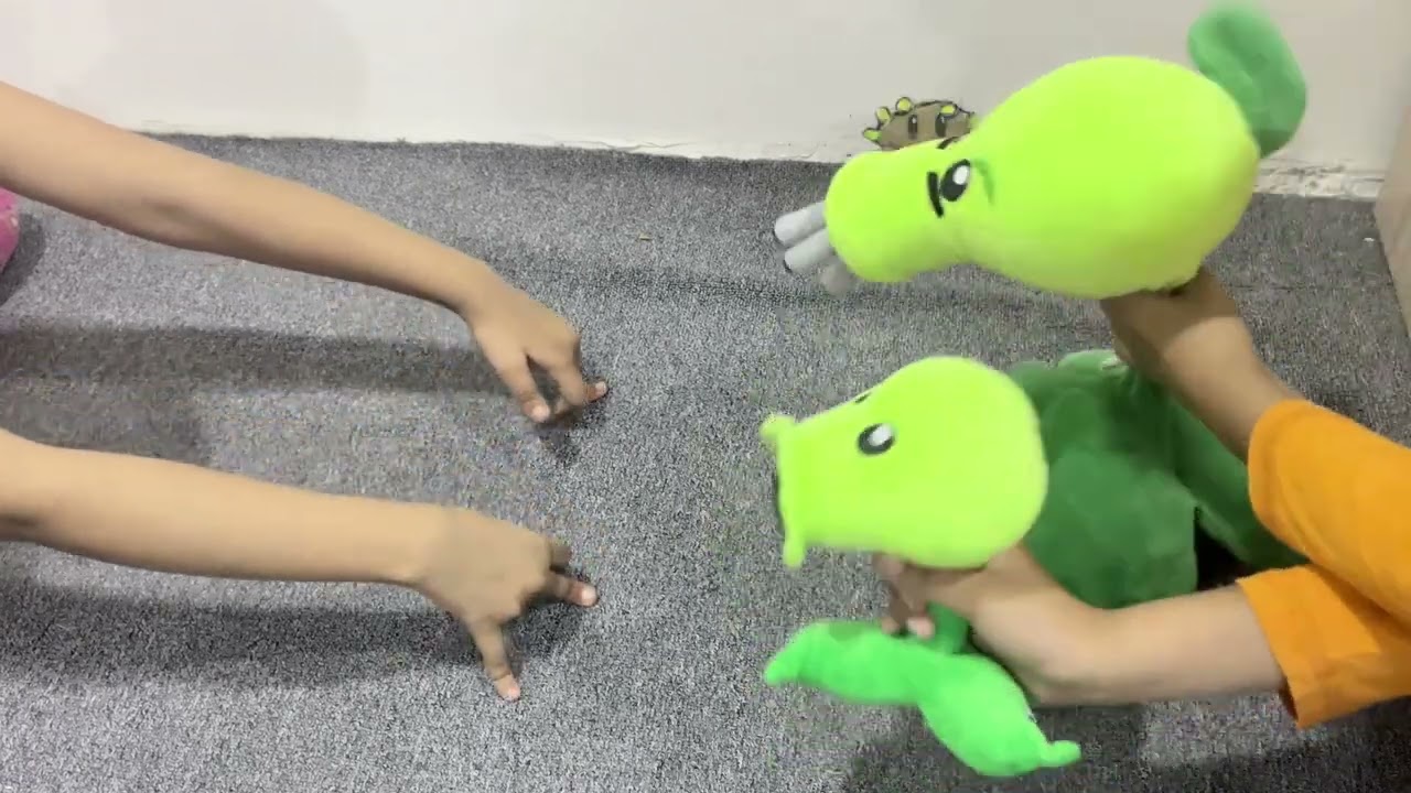 Plants vs. Zombies plush battle !!
