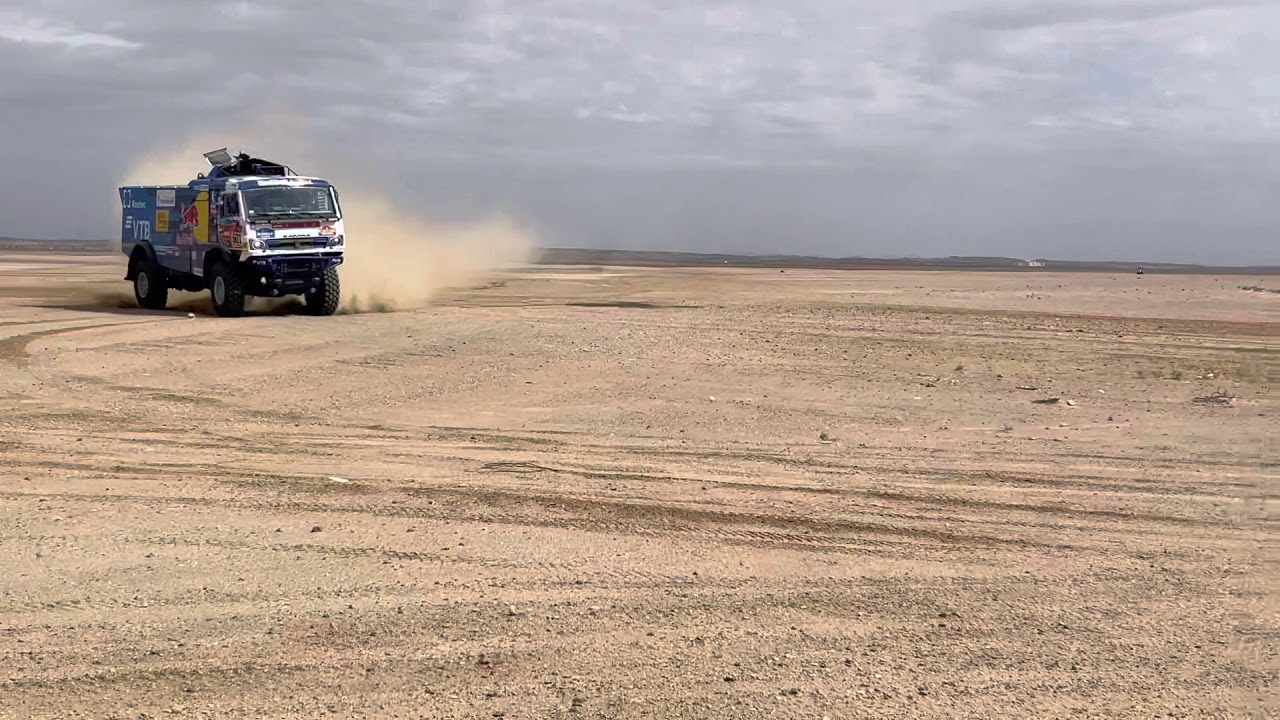 Truck jumps and hits helicopter in #Dakar2021 شاحنه تصدم هليكبتر في رالي داكار ٢٠٢١