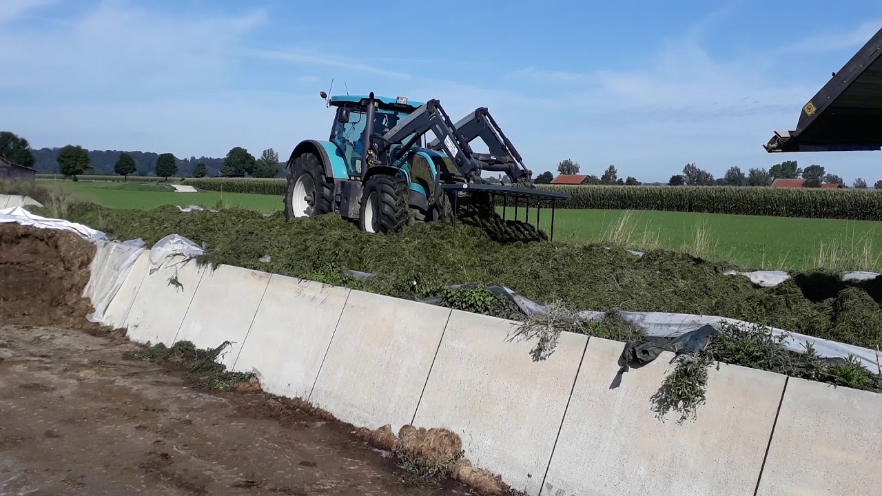 Riedmiller hausen valtra s 352 mit frontlader al&ouml; silo verdichten