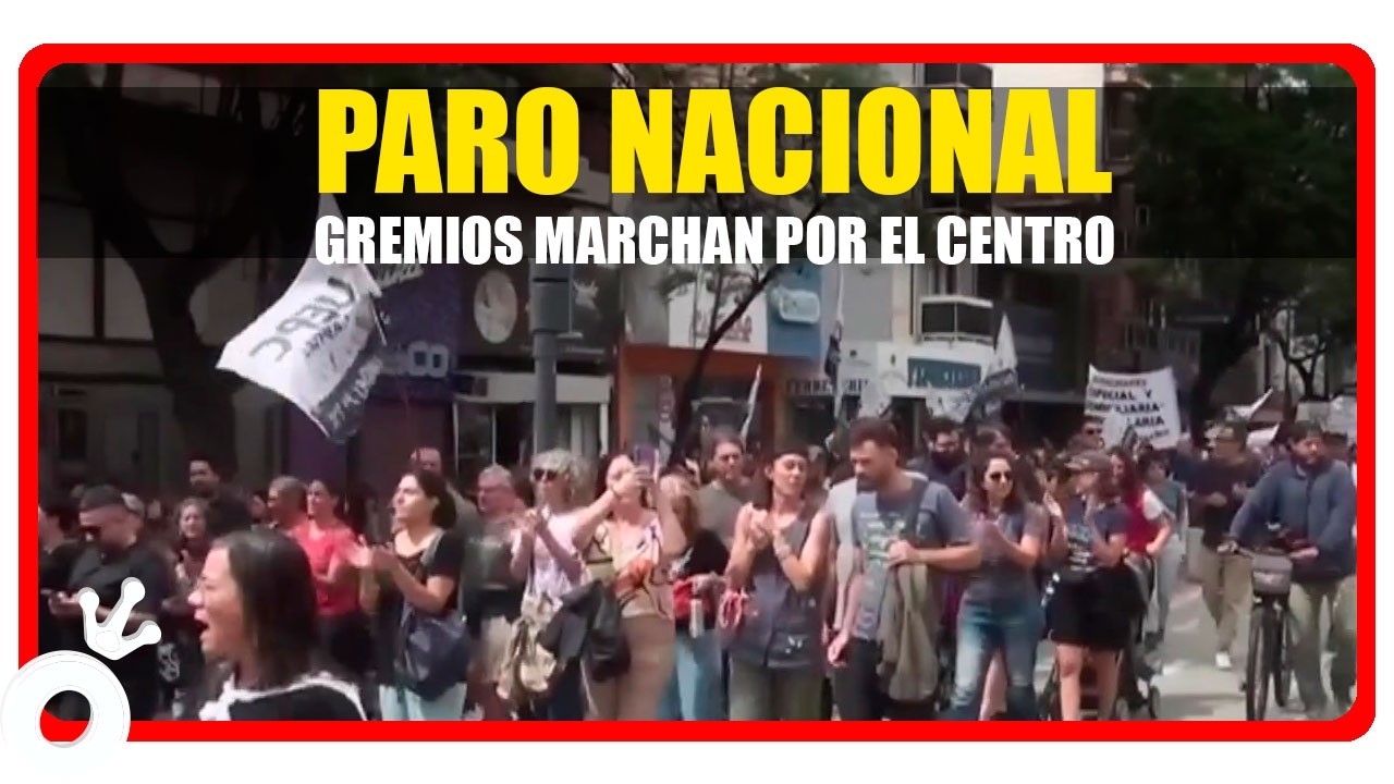 Gremios marcharon por el Centro de Córdoba, manifestantes lanzaron bombas de estruendo contra autos