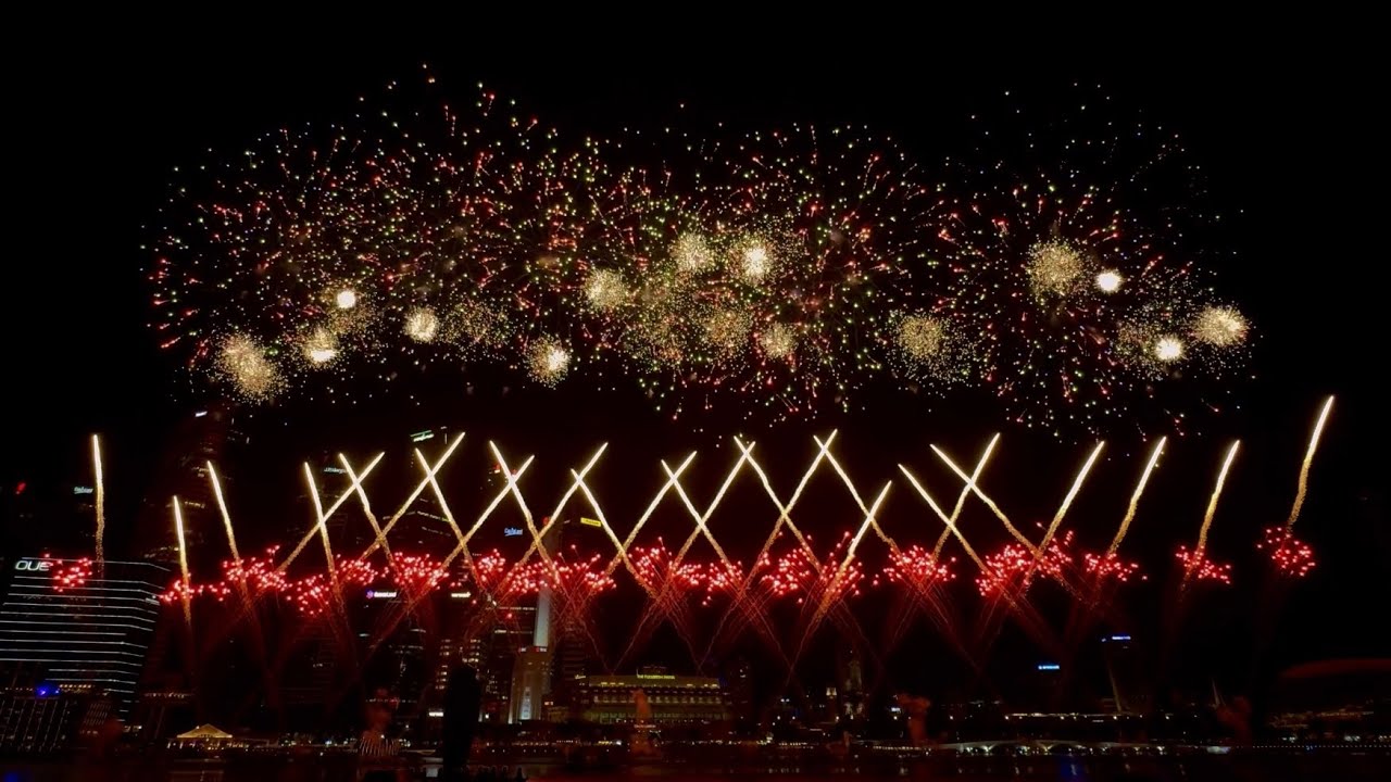 Marina Bay Singapore Countdown 2025 - Star Island Fireworks