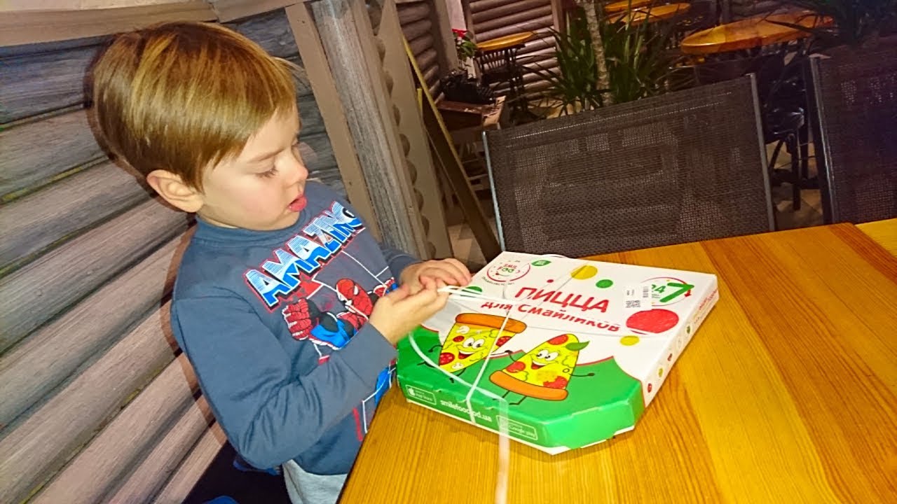 ВЛОГ Smile food Пицца для Смайликов, Риша покупает пиццу в кафе где живут смайлики