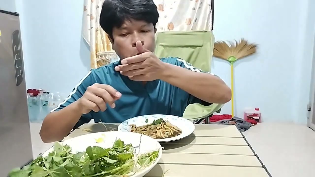 ชุปหน่อไม้กับผักหนอก