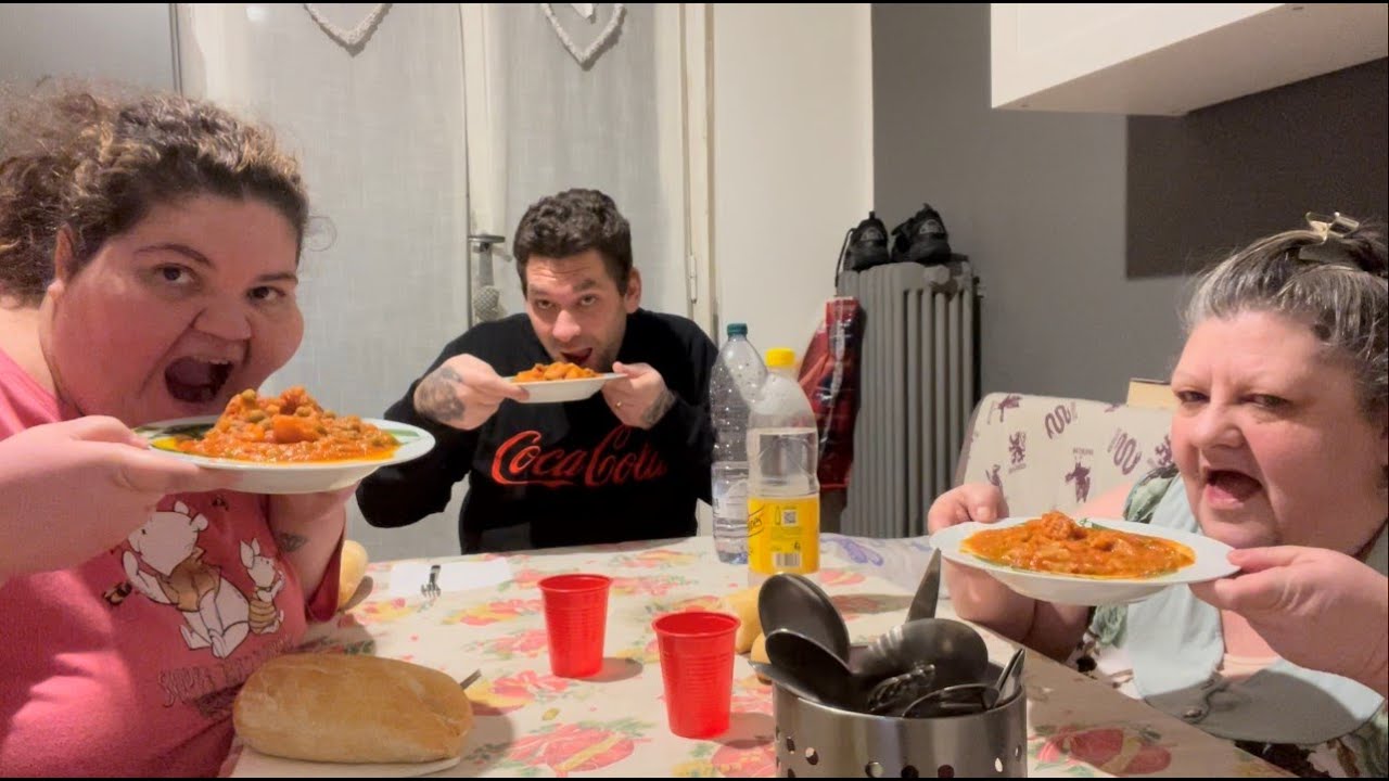 EATING SHOW MUKBANG ITA A CONDUZIONE FAMILIARE CON SPEZZATINO FATTO DA MIA MOGLIE!!!!