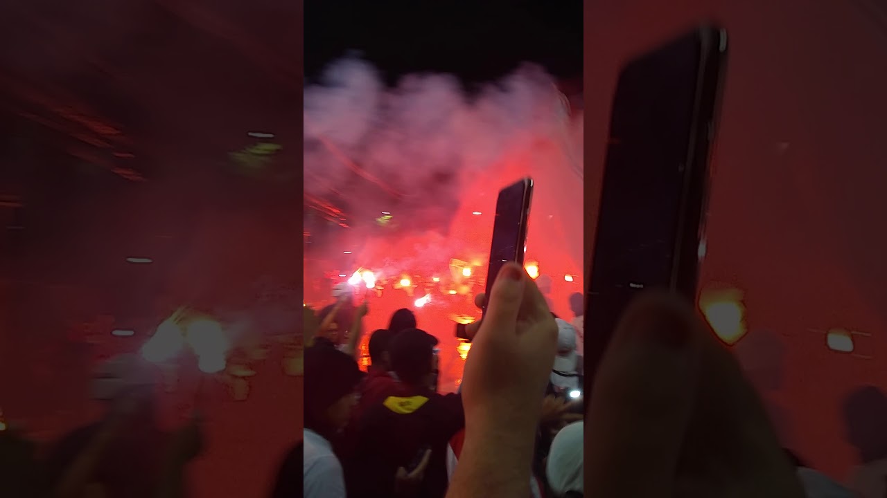 TORCIDA SPFC SHOW NA CHEGADA AO MORUMBI