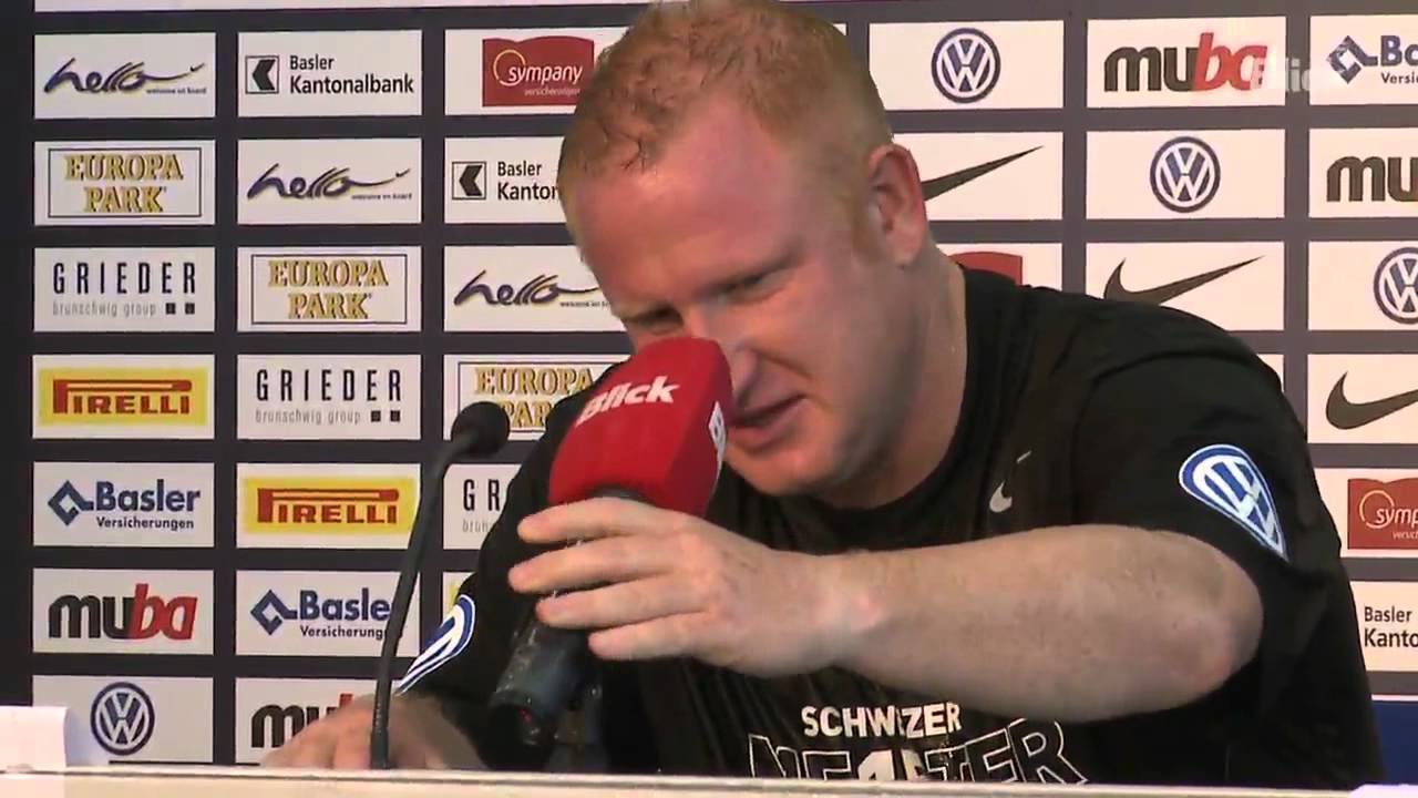 Während der Pressekonferenz: Hier wird Heiko Vogel nassgespritzt