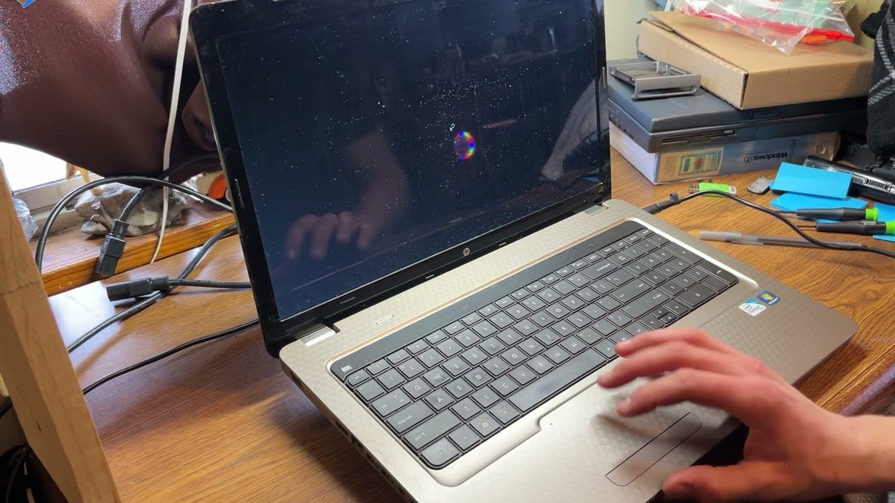 На этом старом ноутбуке HP до сих пор работает Windows 7, и это меня удивило.