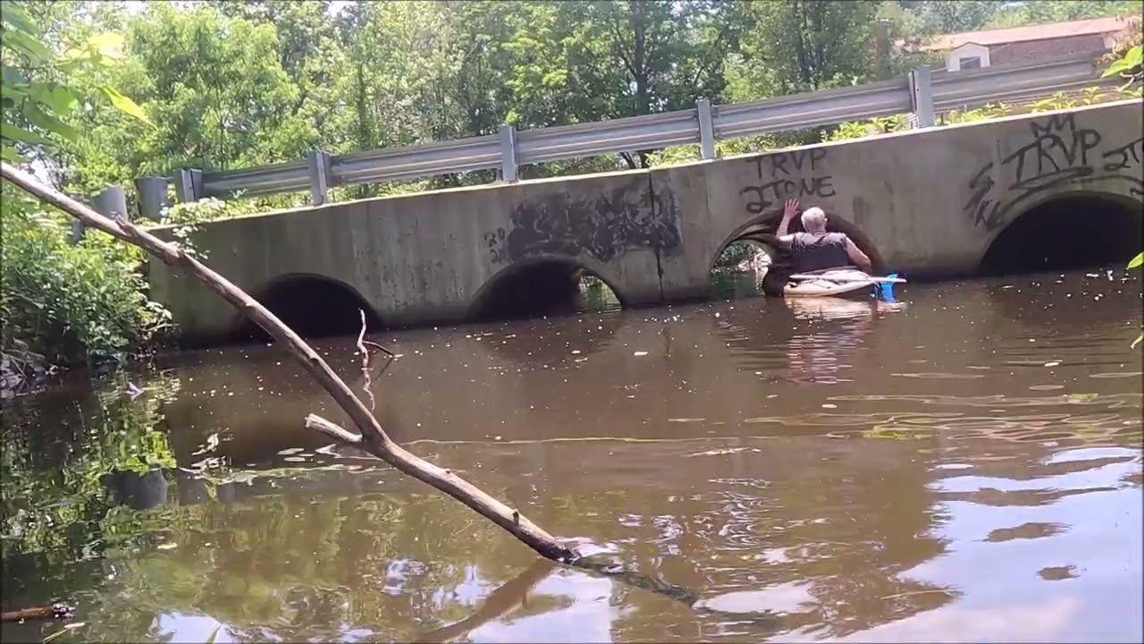 KAYAKING  FREEMAN  BROOK  IN NORTH  CHELMSFORD, MA  part 1