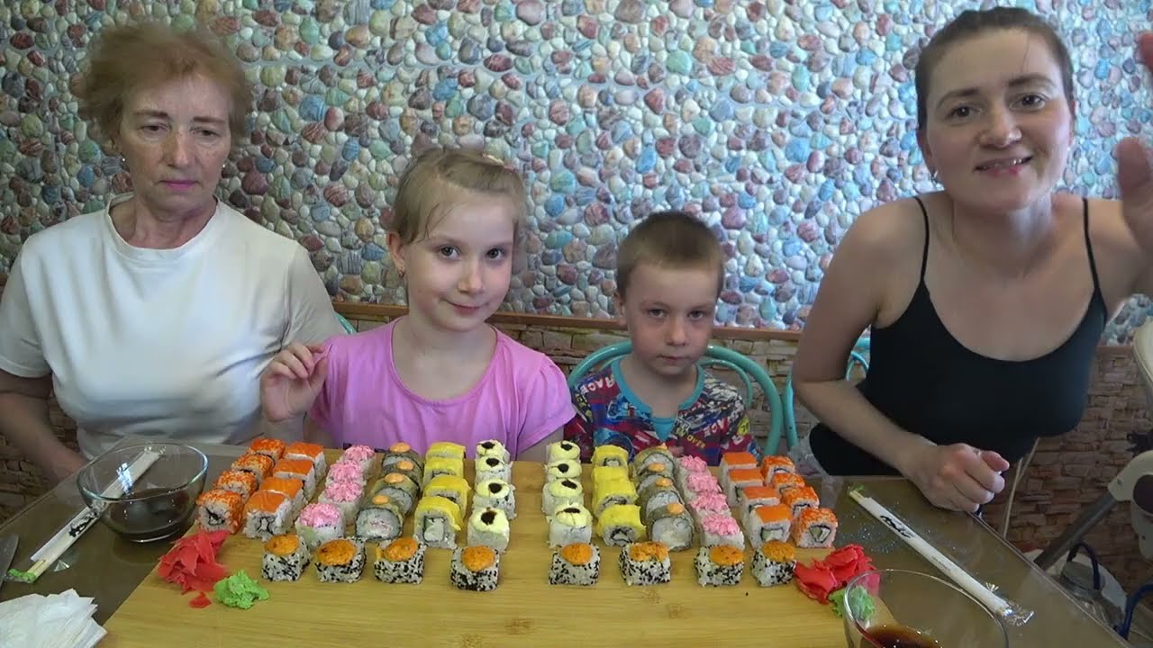 БАБУШКА ВПЕРВЫЕ ПРОБУЕТ РОЛЛЫ / МУКБАНГ РОЛЛЫ / mukbang rolls #mukbang​ #мукбанг