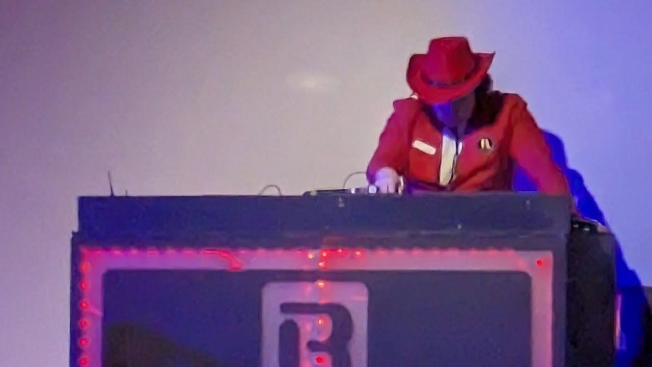 Redcoat Rodeo 🔴🤠 #butlins #skegness #redcoat #rodeo #gameshow #fullshow #cowboys #challenge #music