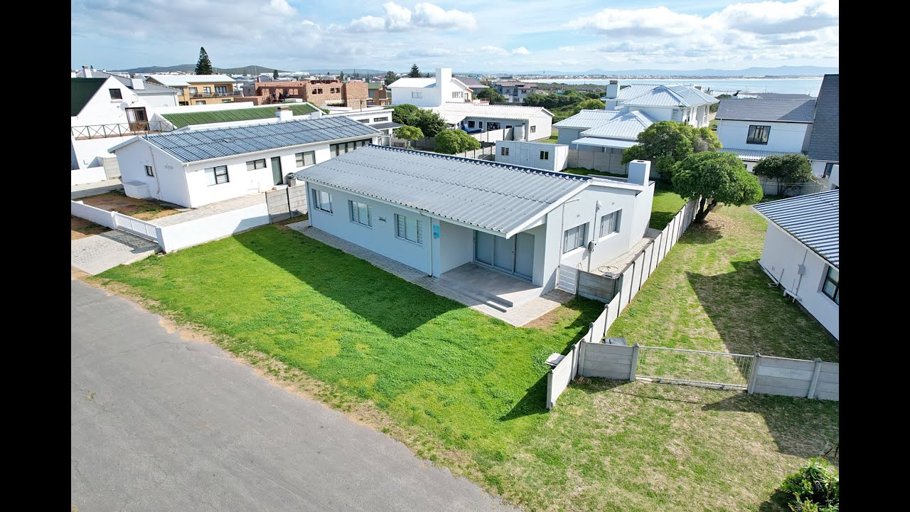 3 Bedroom House For Sale in Struisbaai, Western Cape