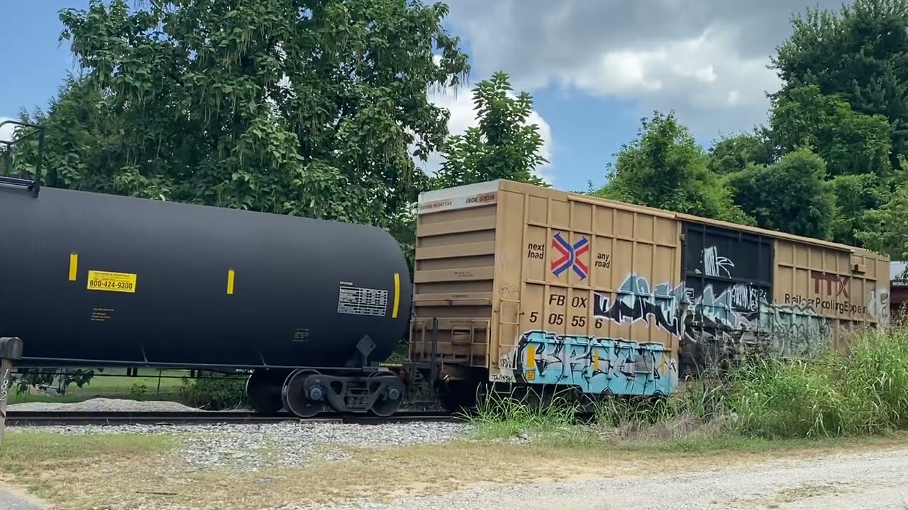 CSX L401 shovin towards Glenmore!! Flagging crossing!!