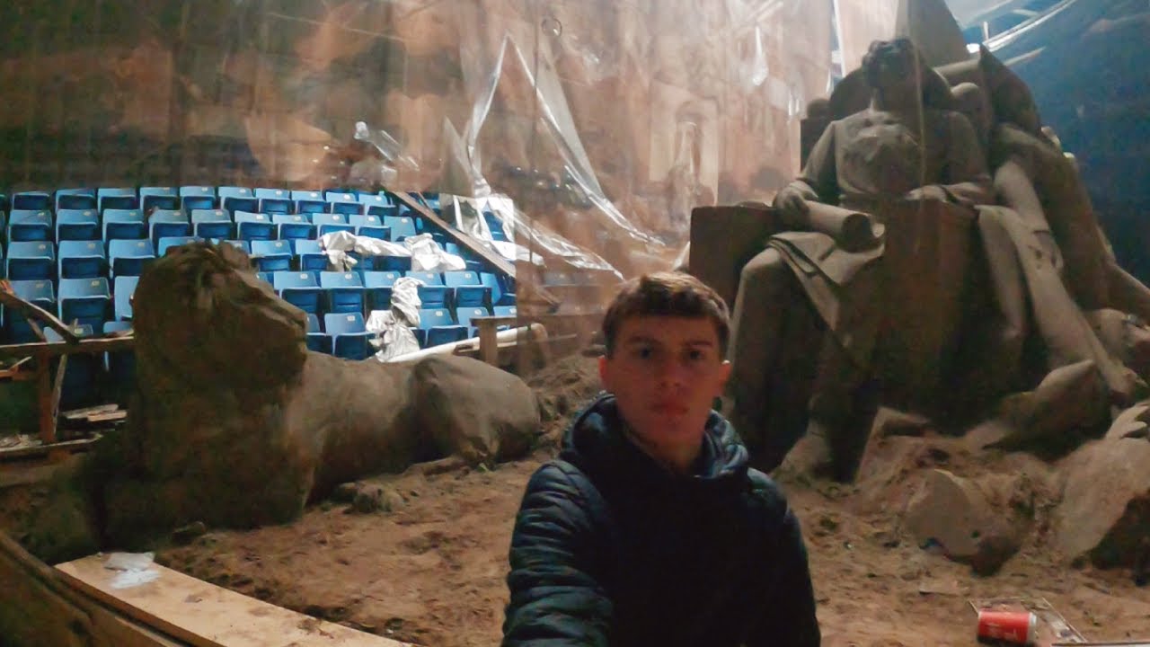 Dentro de un museo de esculturas abandonado