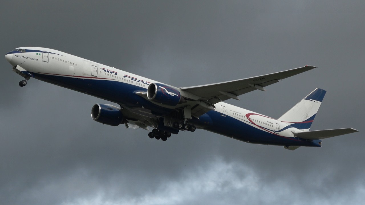 Plane Spotting London Gatwick 21-10-2025 | Air Peace Playing With Trees