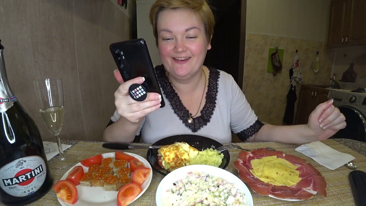Мукбанг ОТМЕЧАЮ Новый год 🎄🍾 в одиночестве 😅 Привет СЕРДОБОЛЬНОЙ 🐭 дамочке Ужин
