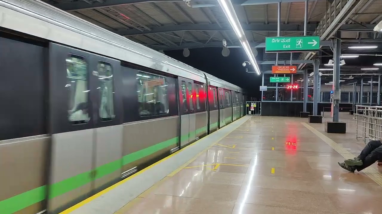 Bangalore metro arriving at Banashankari metro station | Namma metro