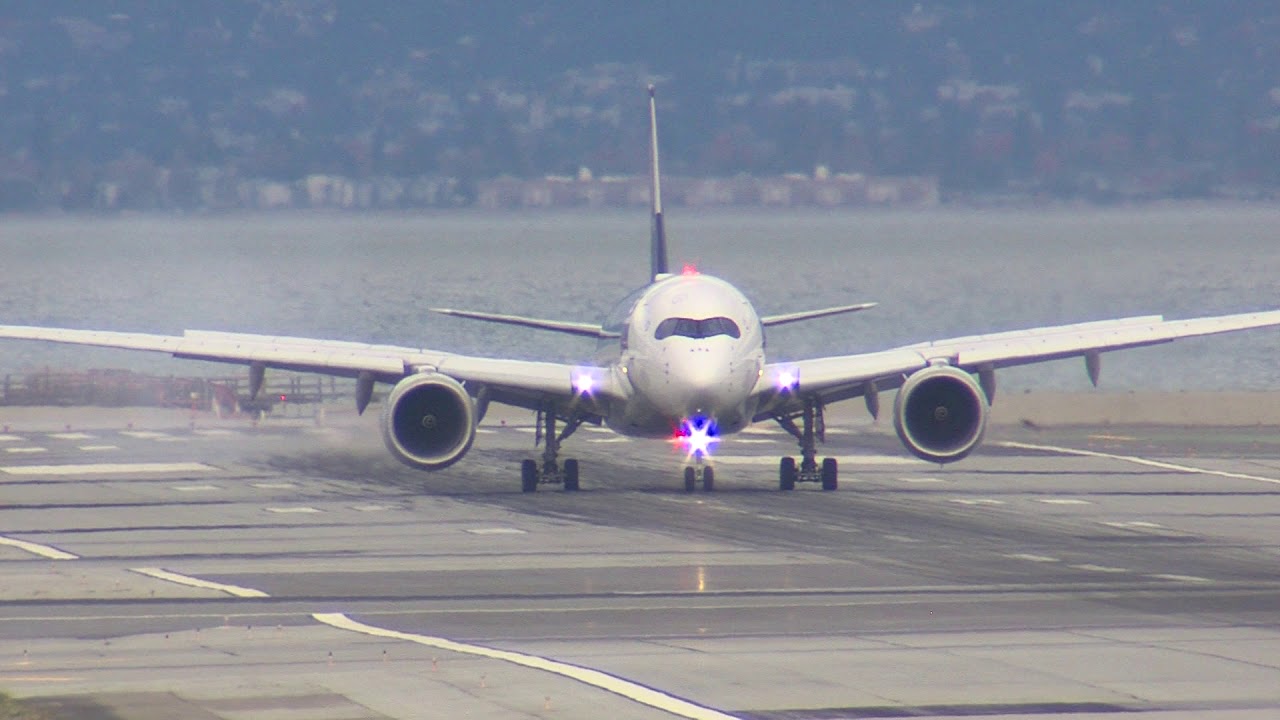 Airbus A350 Singapore Airlines landing SFO