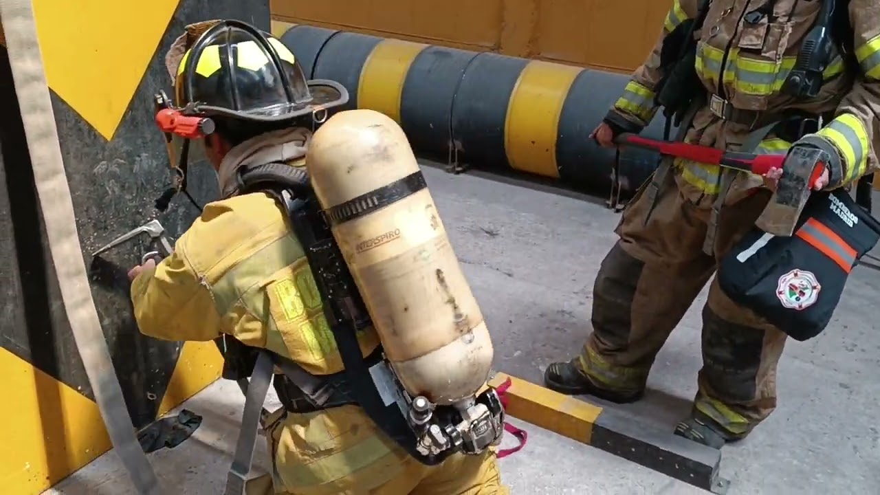 Acceso a edificio a través de ventanas (Getting into a building through a gap using halligan bar)