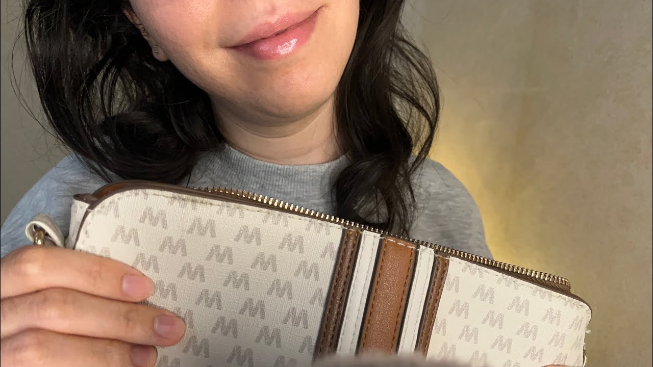 What’s in my bag ? 👜💖 very gentle ASMR & cozy