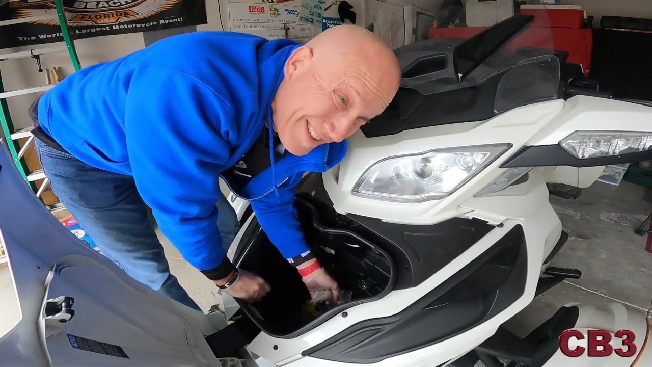FUN-PROFESSIONAL INSTALLATION OF A MOTOBATT UPGRADE BATTERY AND SCOSCHE JUMP PACK!!! 2019 SPYDER RT