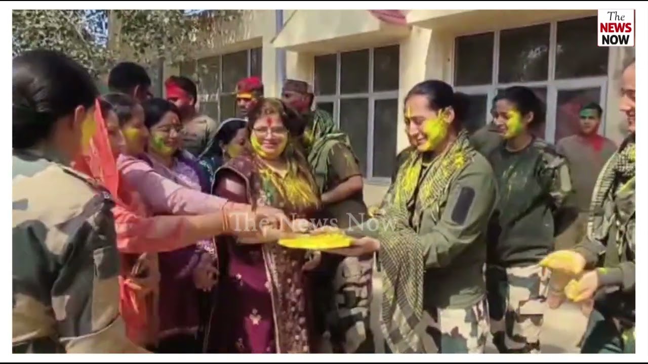 जम्मू-कश्मीर के सांबा में बीएसएफ जवानों ने स्थानीय लोगों के साथ होली मनाई