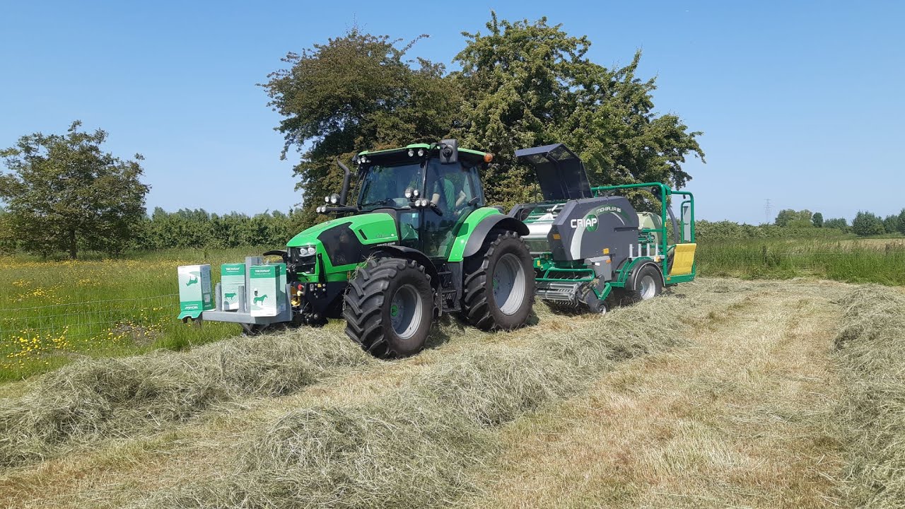 Midibalen persen met een deutz fahr  5130 ttv en criap midibalen pers