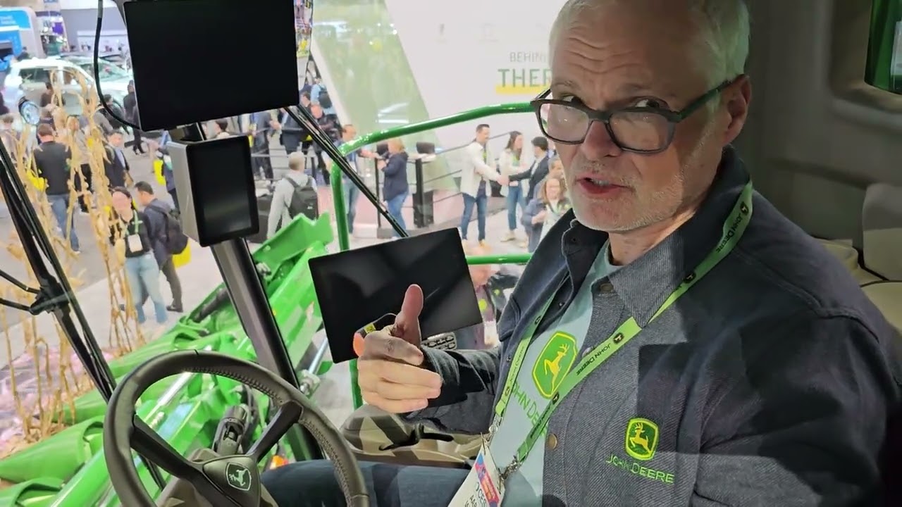 Комбайн John Deere X9 на выставке CES 2026.