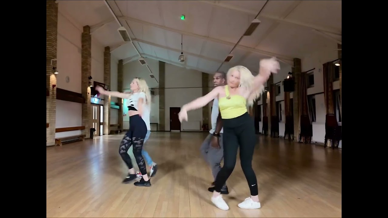 Bachata Urbana easy to learn for brave people #dance #bachata #latindance 