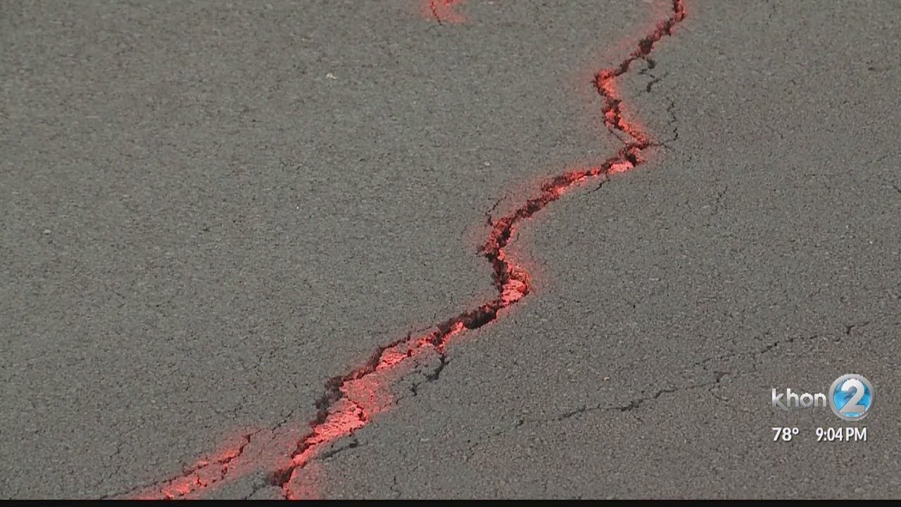 Hawaii island residents keep close eye on crack across critical highway