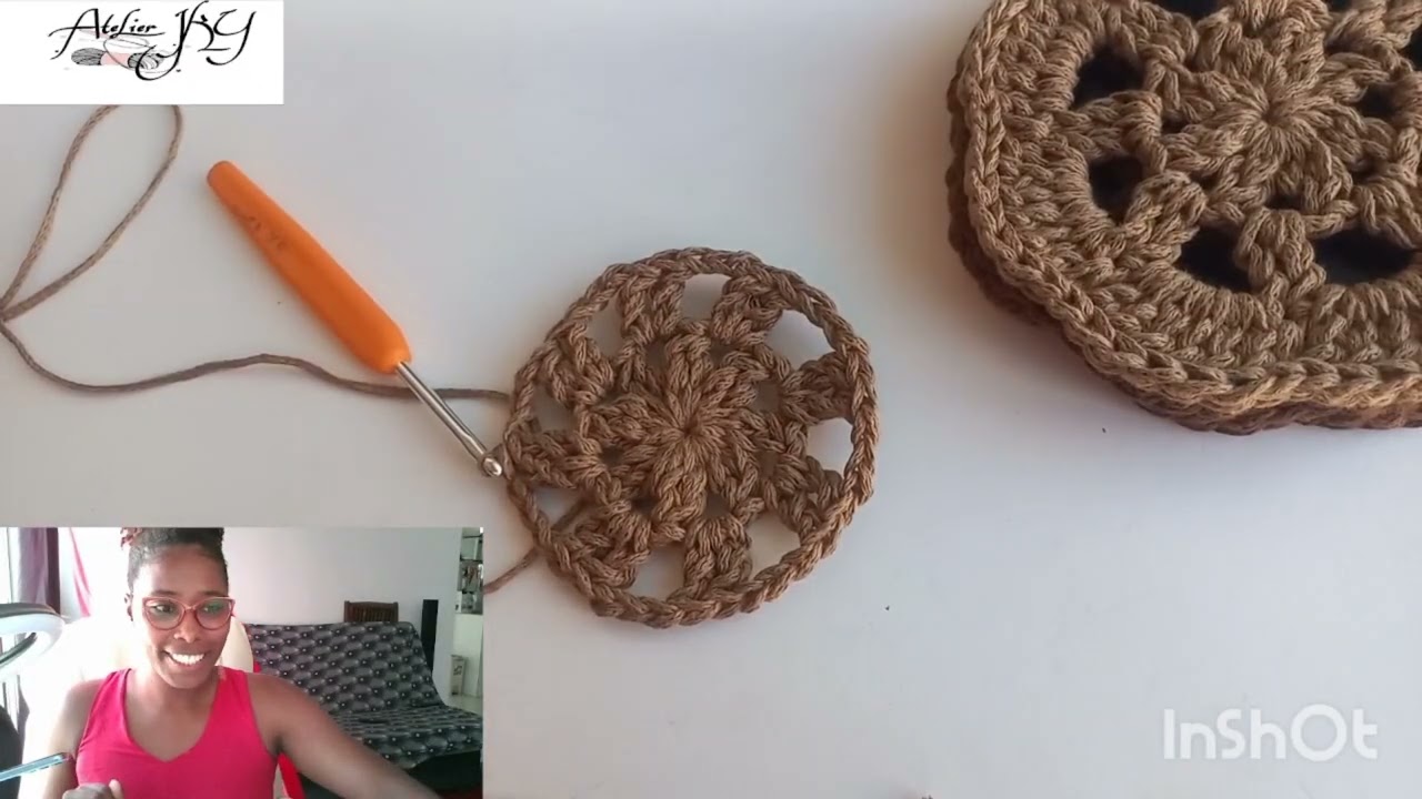 Aprenda a fazer este motivo em croché para trilho de mesa, cheio de charme. #trilhodemesa #crochet