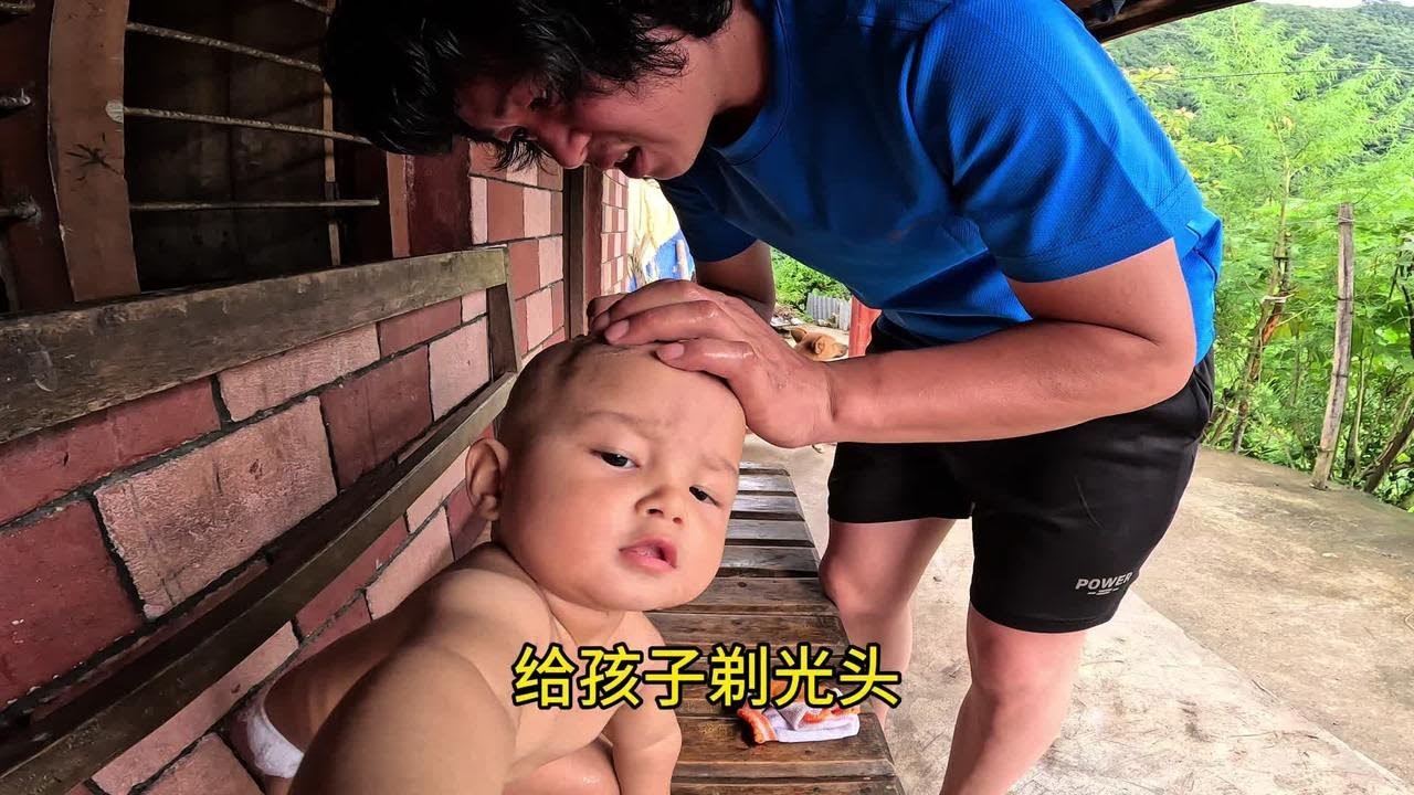 跨国混血宝宝一岁多了，还没有剃胎头，夫妻有才拿刮胡刀剃个头发