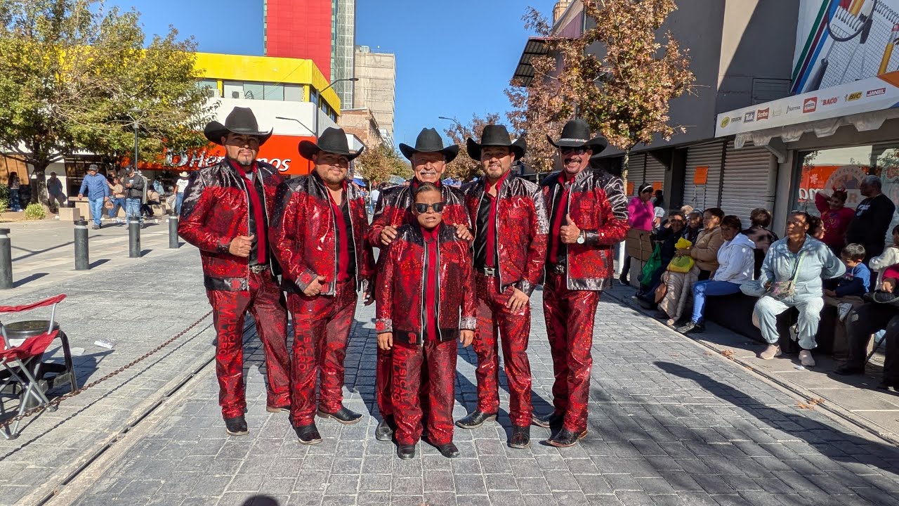 hoy en la plaza extrañamos a Lupita, te amamos hija.