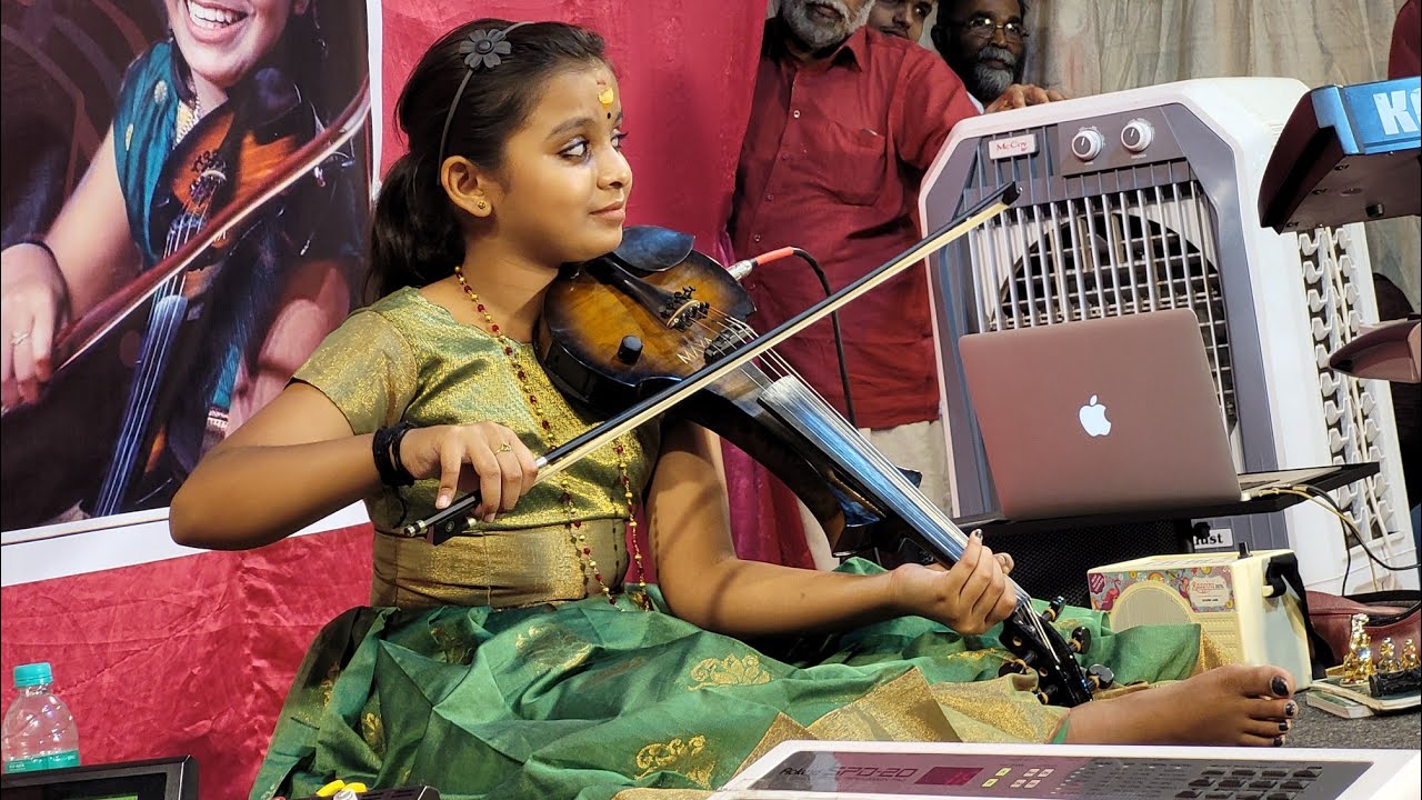 ഗംഗ മോൾ തകർത്തു..ഗംഗാതരംഗം.. Ganga sasidharan violin. at puttingal temple paravur.