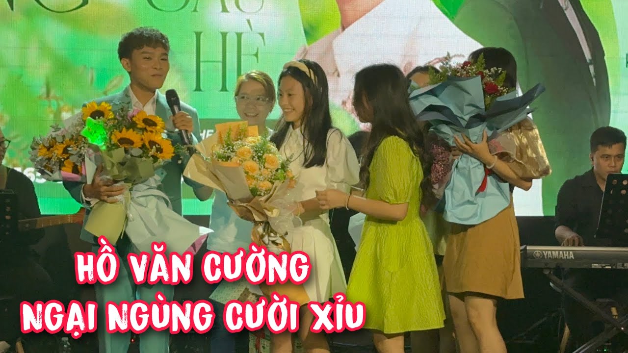 Hồ Văn Cường Ngại Ngùng Khi Thấy FC Trẻ Lên Tặng Quà Cười Xỉu