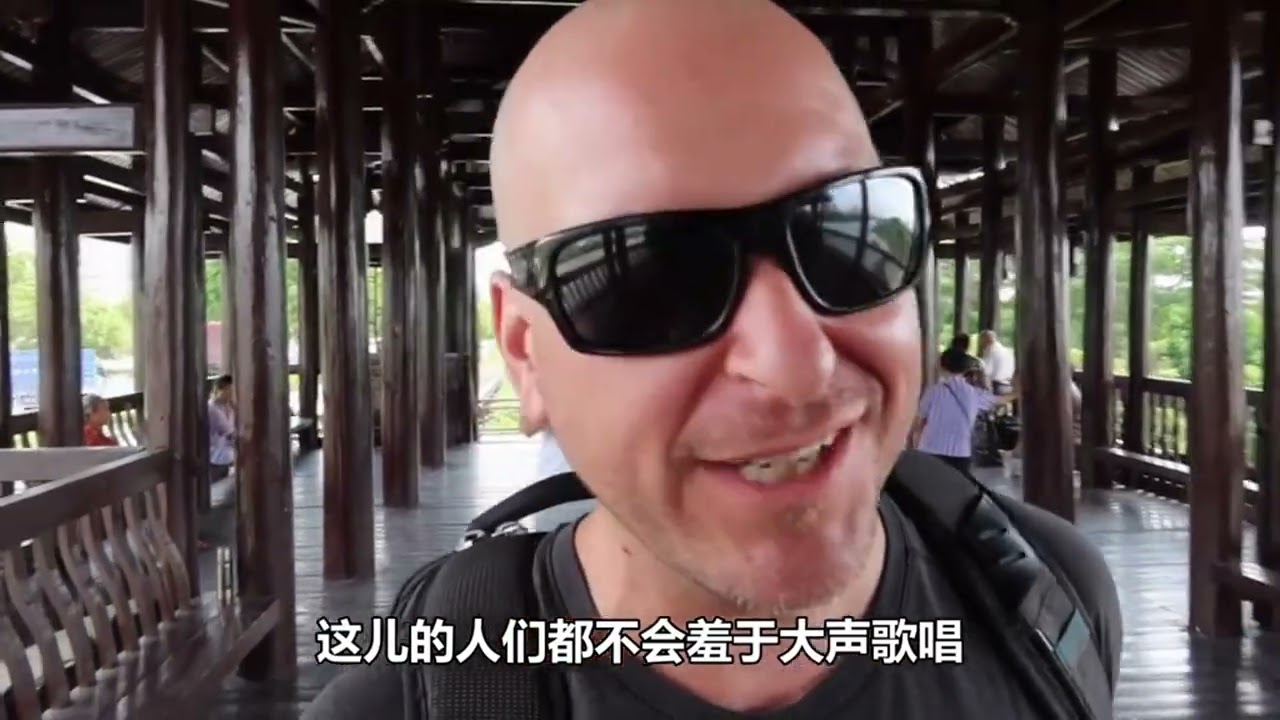 骑电瓶车逛南宁吃沙县：中国大爷大妈才是真正享受生活#老外 #广西#英语 #vlog #旅行