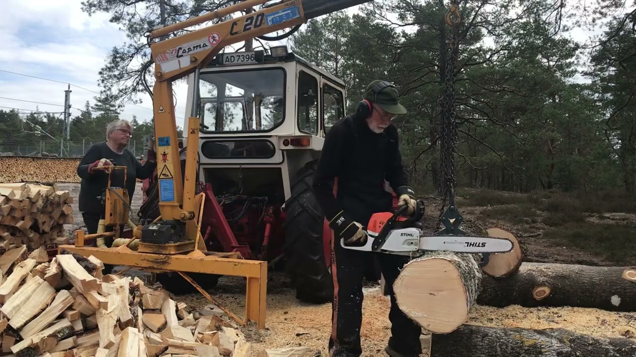 Godt og få hjelp til løfting i ved haugen.