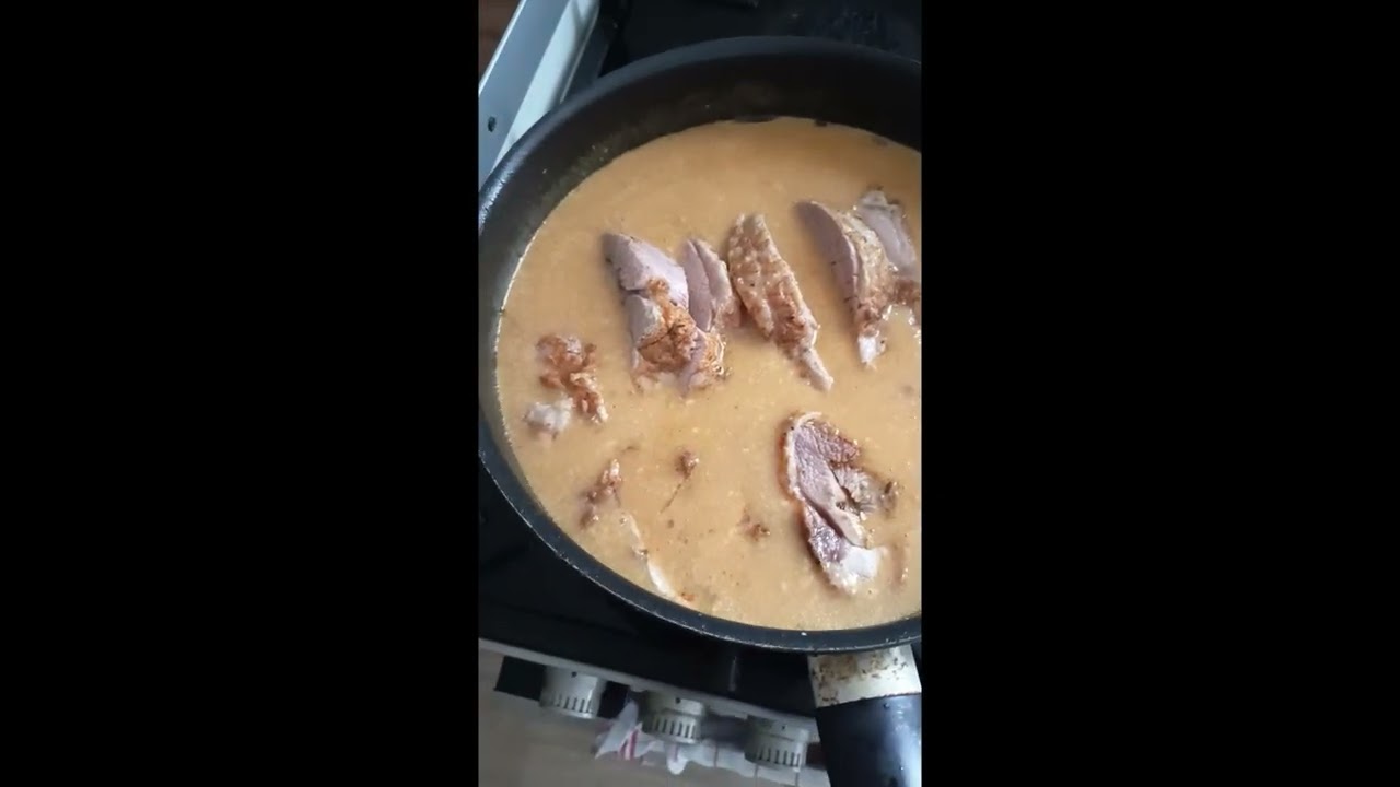 Putenrollbraten mit Rotkohl,Salzkartoffeln und soße.