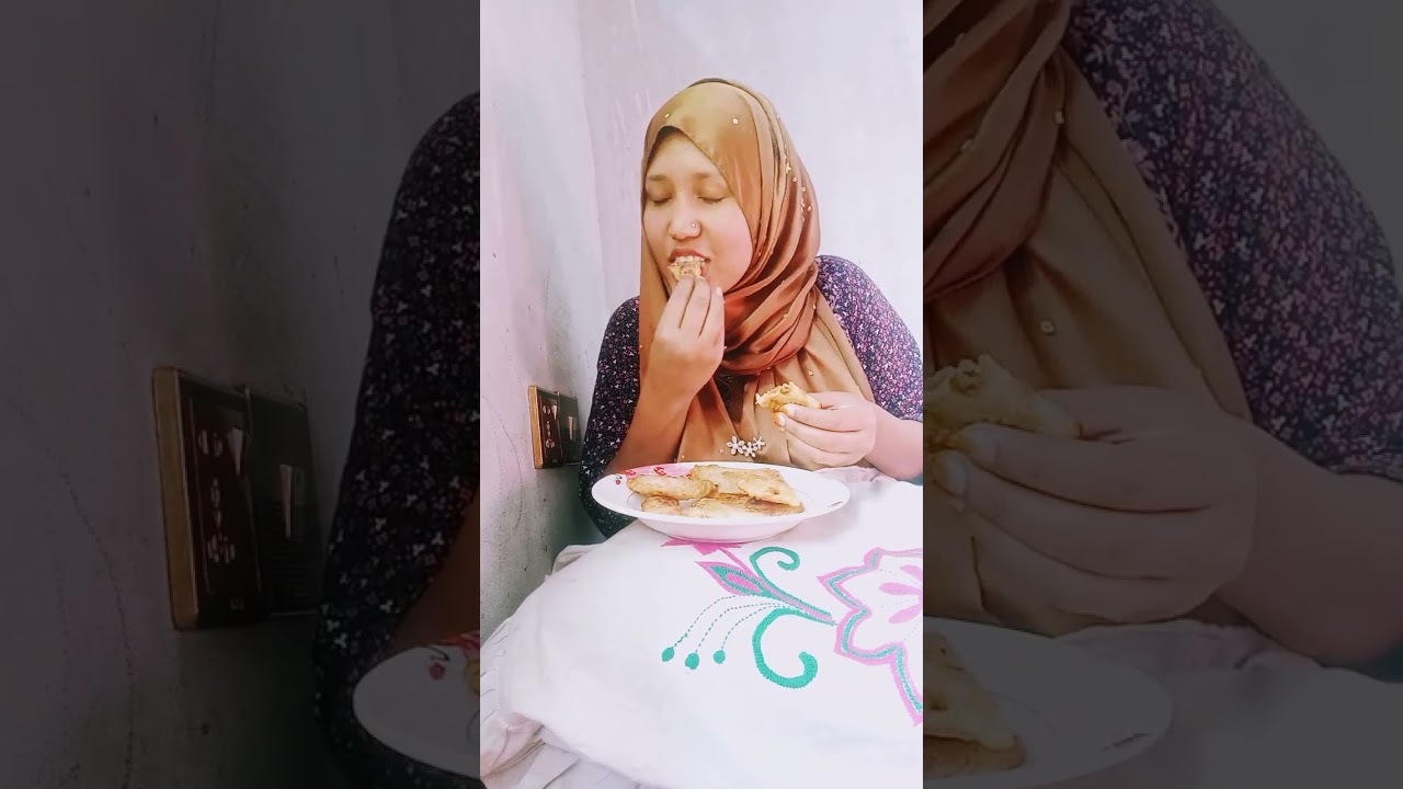 বসে বসে সবাই মিলে পিঠা খাচ্ছি তাও আবার ফুল পিঠা 