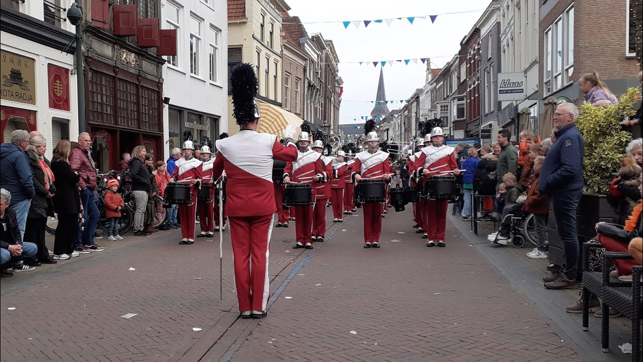 Irene Ede tijdens straatparade Koningsdag Kampen 2023